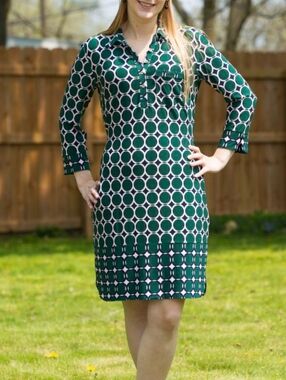 DONNA MORGAN LONG SLEEVE SHIFT DRESS IN A BOLD GEOMETRIC CIRCLE PRINT